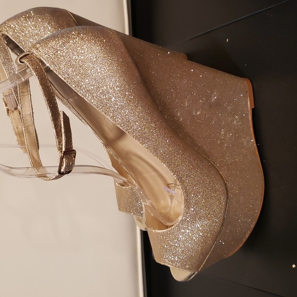 Women’s Gold Steven Madden High Wedge Heels Size 8 - Picture 6 of 7